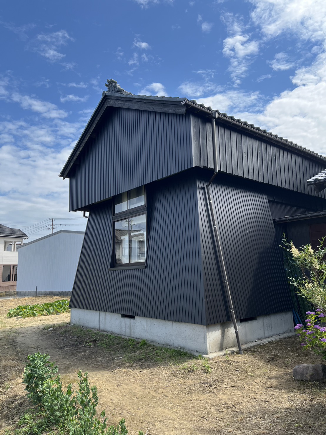 新潟県燕市にて倉の外壁工事を行いました。