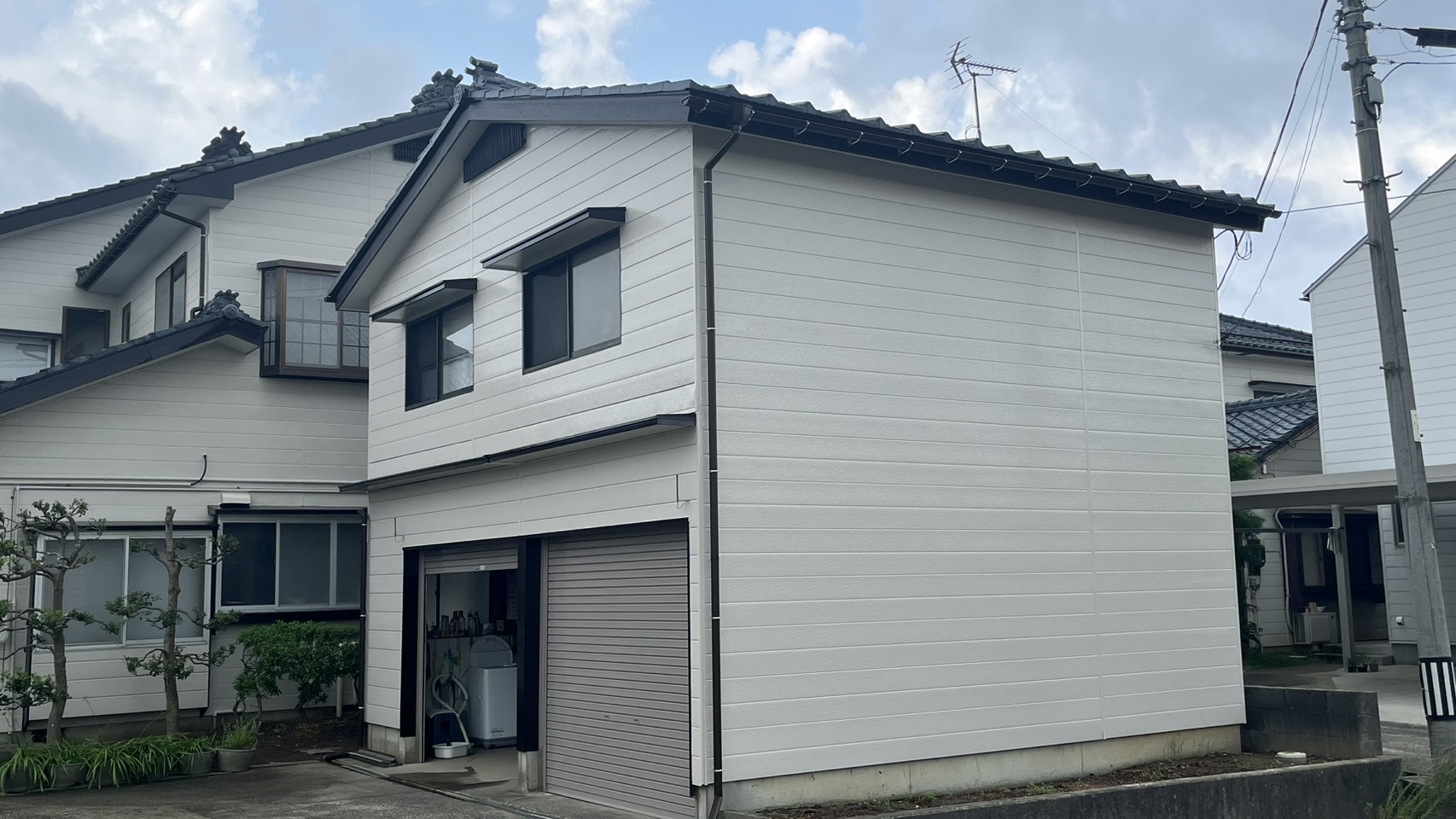 新潟県燕市で金属サイディングと霧除の塗装工事を行いました。